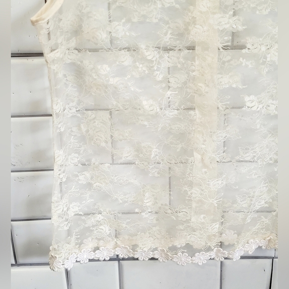 Ladies Sleeveless Sheer Lace Top Blouse Rear Button Lightweight Floral Fabric - Picture 4 of 5